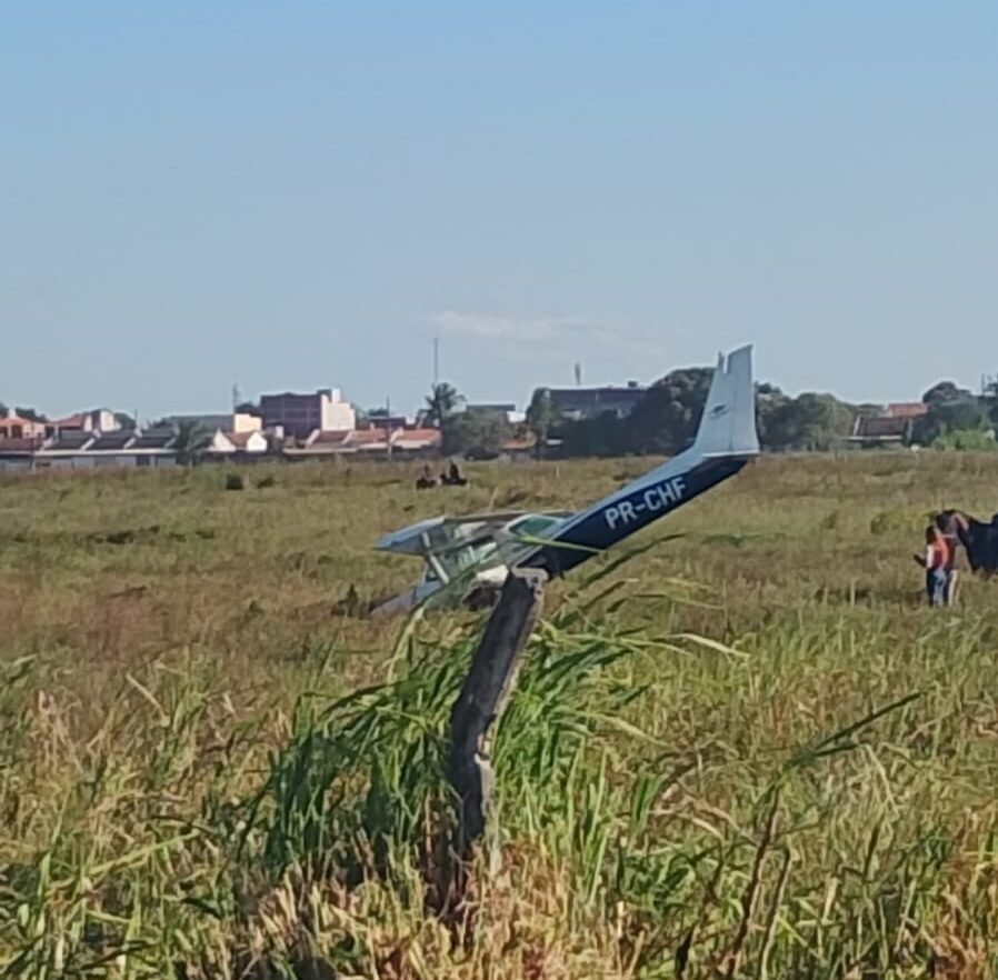 Avião de pequeno porte faz pouso forçado no Aeroporto Castro Pinto